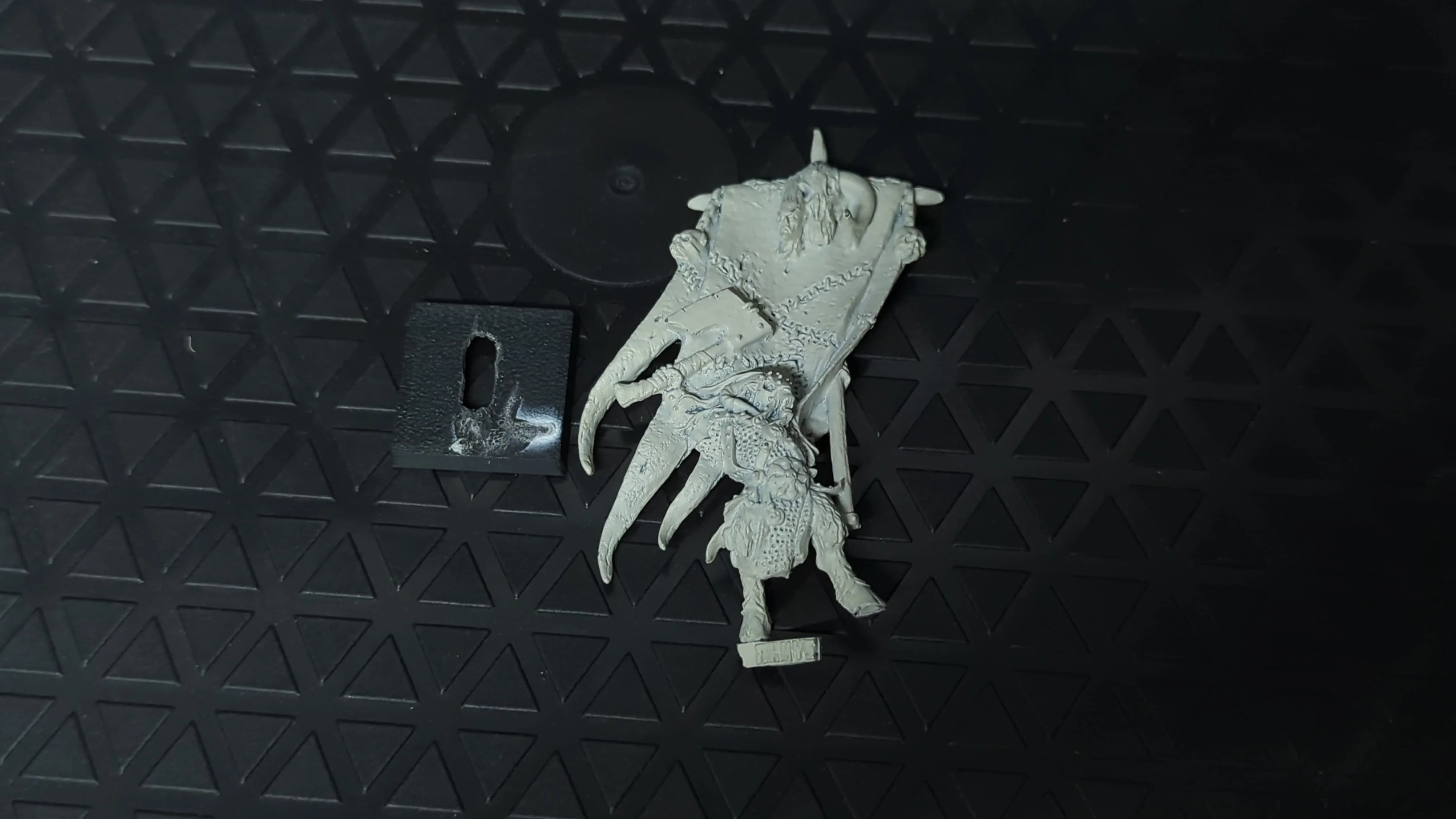 The Old World Beastmen Brayherds Wargor Battle Standard Bearer (OOP ) x1